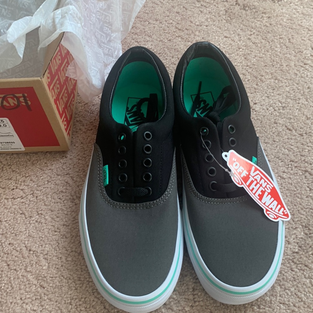 Unisex Van’s shoes, ladies 9.0/ Mens 7.5 never worn